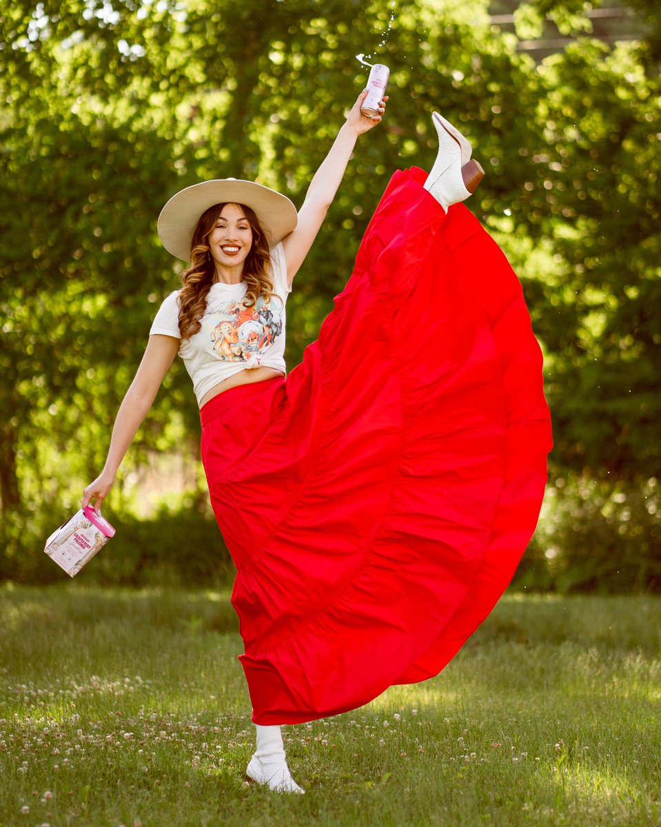 #Ad @absolutvodka_us now has RTD 🍹 in a ♻️ can! 😍Made w/ real Absolut Vodka, #AbsolutCans are so delish and perfect for 4th of July! Get $5 👉 your <a href="/Drizly/">Drizly</a> order w/ code ALLFIZZNOFUSS 21+. New users only. Void where prohibited. Courtesy of Drizly. #absolutpartner