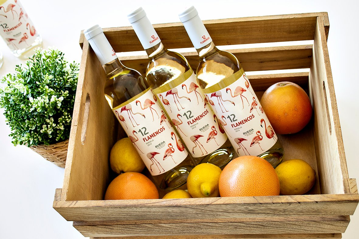 Disfruta con 12 Flamencos Verdejo . Descubre sus delicadas notas afrutadas y sumérgete en un verano tropical. #verdejolovers #locuratropical #12flamencosverdejo