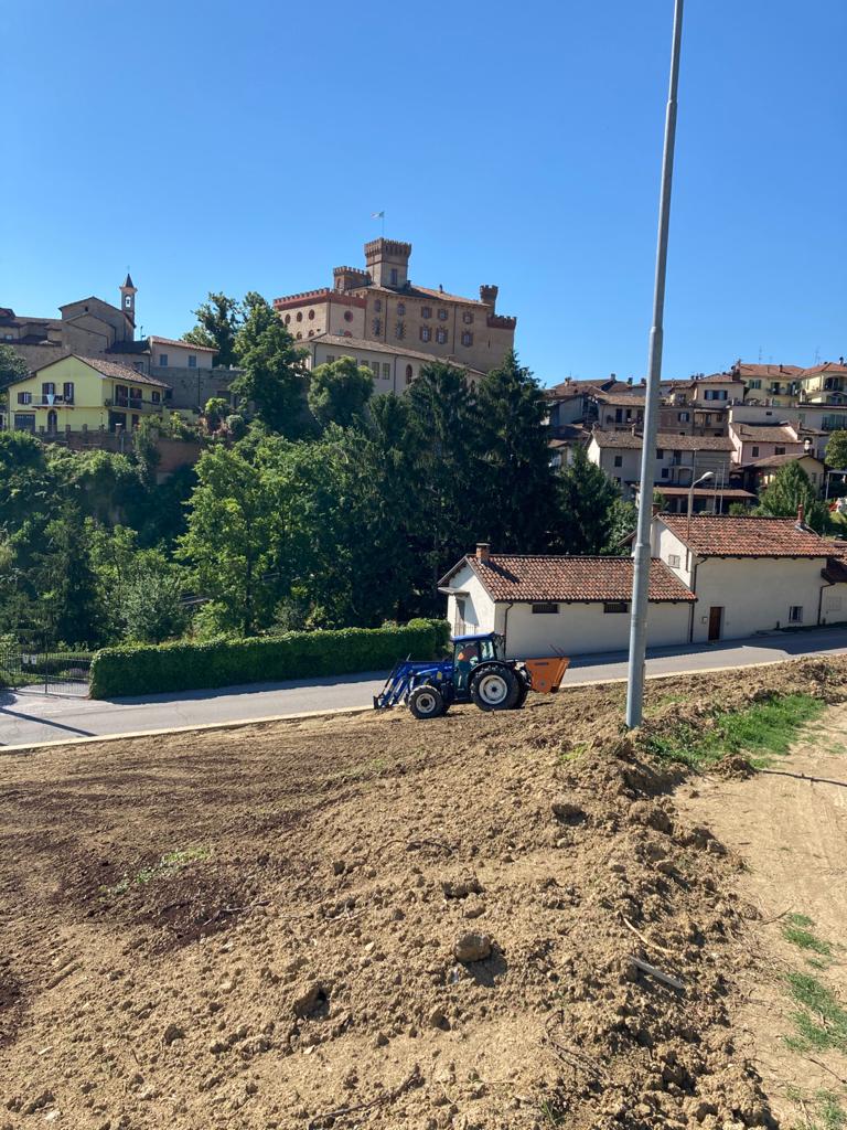 Paneco_Ambiente's tweet photo. #Barolo ha deciso di #riqualificare una zona cittadina centrale povera di sostanza con il nostro #HumusAnenzy. Nella foto il mezzo distributore nei 2000mq interessati. Con il suo apporto di acidi umici, microbiodiversità e nutrienti restituiamo un terreno più #bello #sano #vivo https://t.co/ktmvNlKOWB