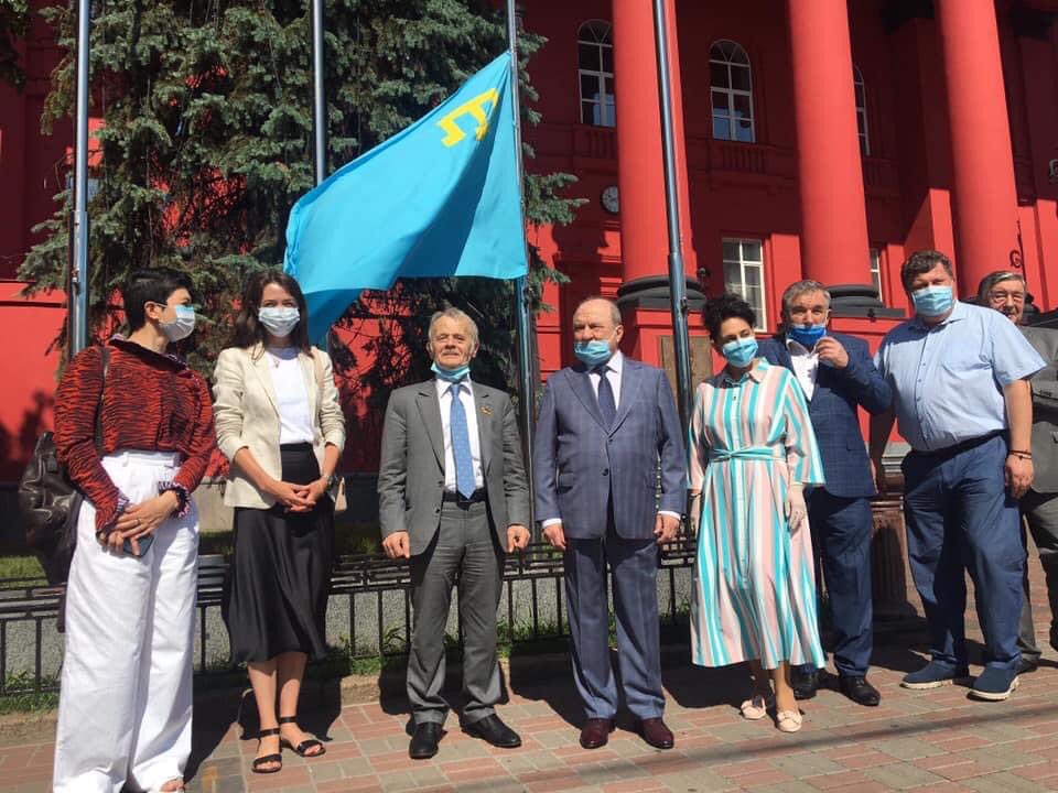 MustafaJemilev's tweet photo. Сьогодні Лідер кримськотатарського народу Мустафа Джемілєв прийняв участь у церемонії урочистого підняття кримськотатарського стягу біля будівлі Київського національного університету ім. Тараса Шевченко на честь Дня кримськотатарського прапору. https://t.co/MHaA1OKBQU