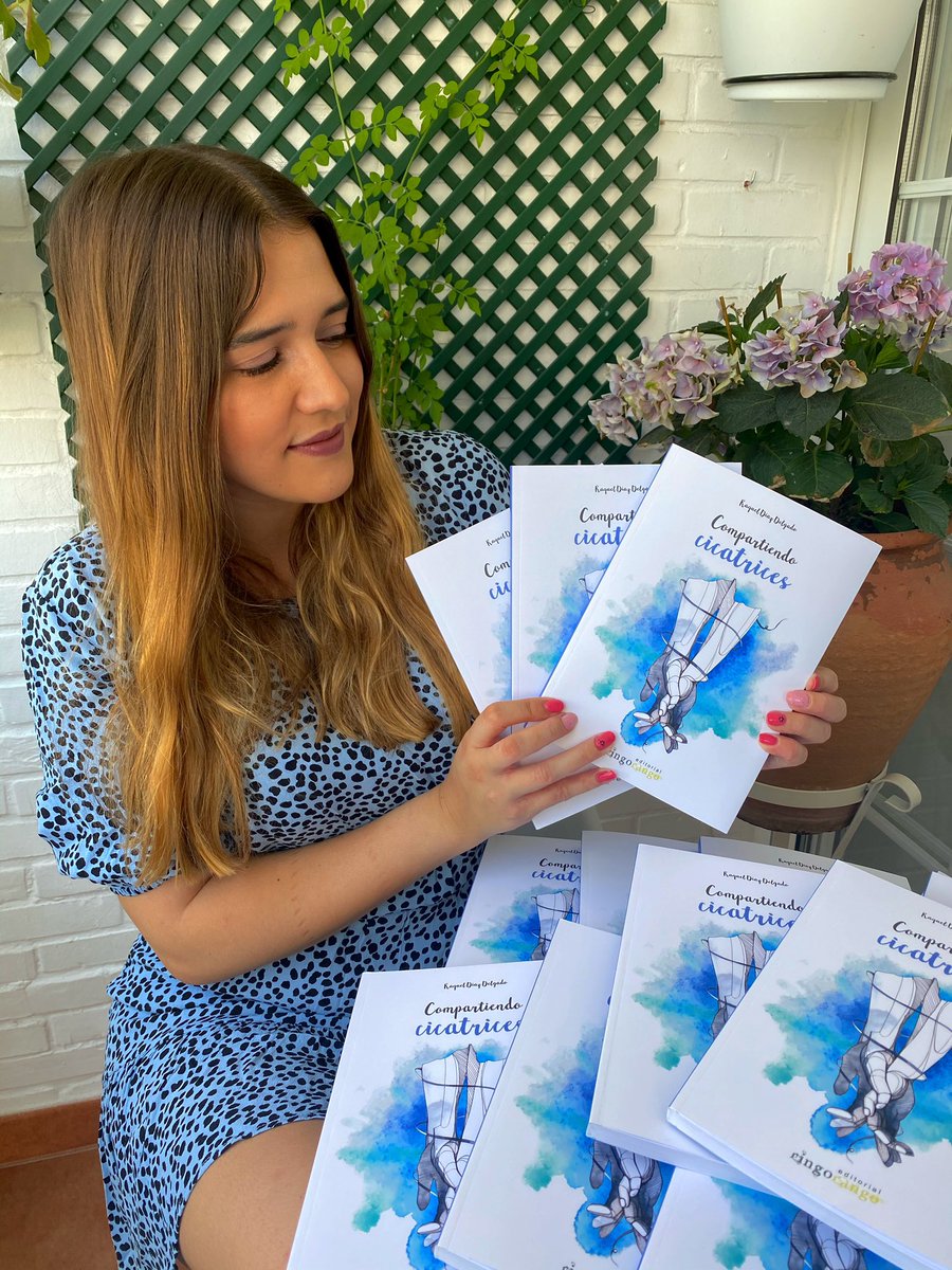 raqueldiazd's tweet photo. El sueño de mi vida hecho realidad. Gracias a todos los que habéis creído en mí, este libro también es vuestro. 🦋
Pronto a la venta, pondré toda la info en mi insta @cicatricesversadas 💙 https://t.co/wFCoAGYEaE