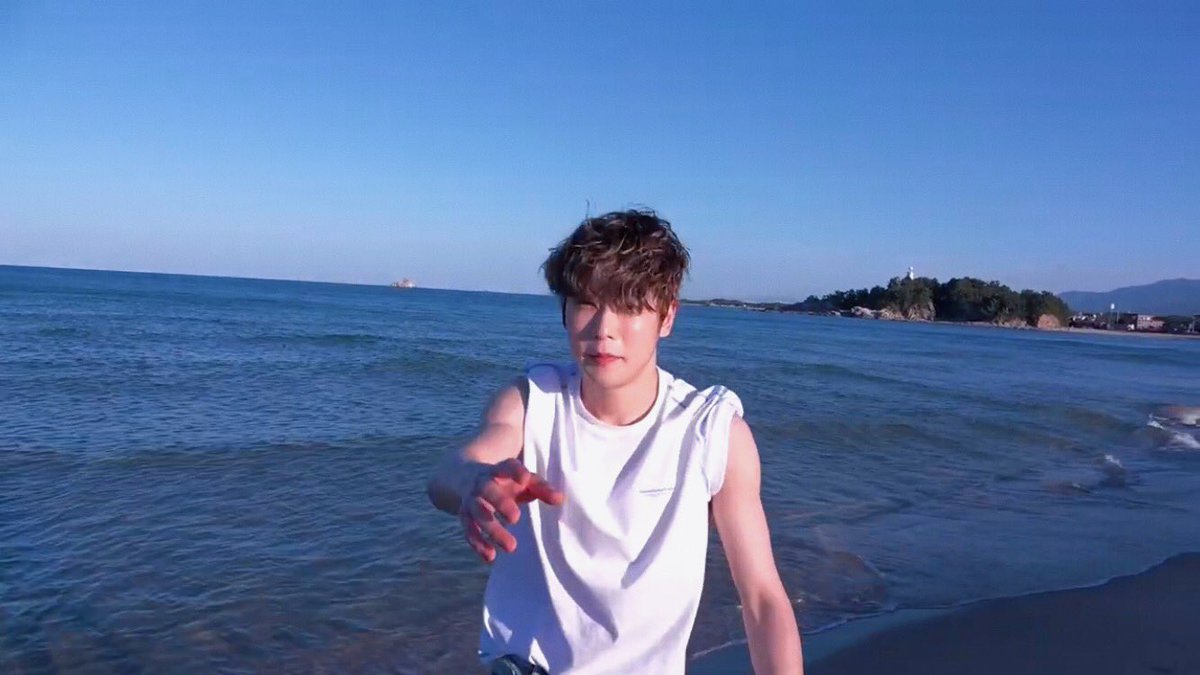 เธอ หาดทราย สายลม และแสงแดด :-)