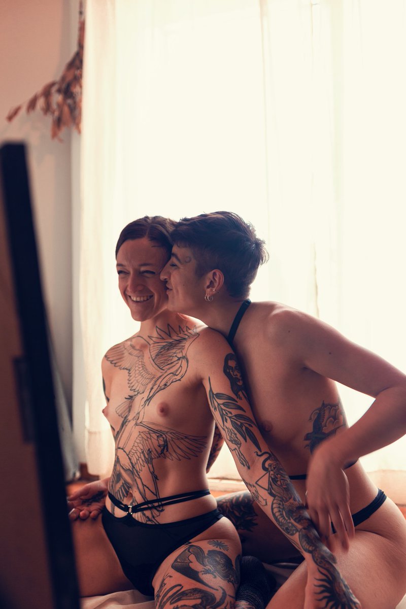 lesgeminix's tweet photo. Amor puro
Ph: @elniniogris
Sabian que estamos en onlyfans?
.
#inkedgirls #alternativegirl #erotic #juegoseroticos #portrait #censored #fetish #Pornceptual #photography #nudephotos https://t.co/INCkQH6dAQ