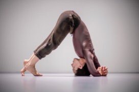 ConnyJanssen's tweet photo. Vanavond weer 4 voorstellingen te zien van #MonumentsinSolitude
Een uniek project dat deze tijd van sociale #isolatie vangt in 9 persoonlijke #solo’s van de dansers.
En geweldig dat we dat kunnen delen met #publiek in ons
#HuisConnyJanssenDanst
#live @rotterdam #Katendrecht https://t.co/mWNoA4eBFM