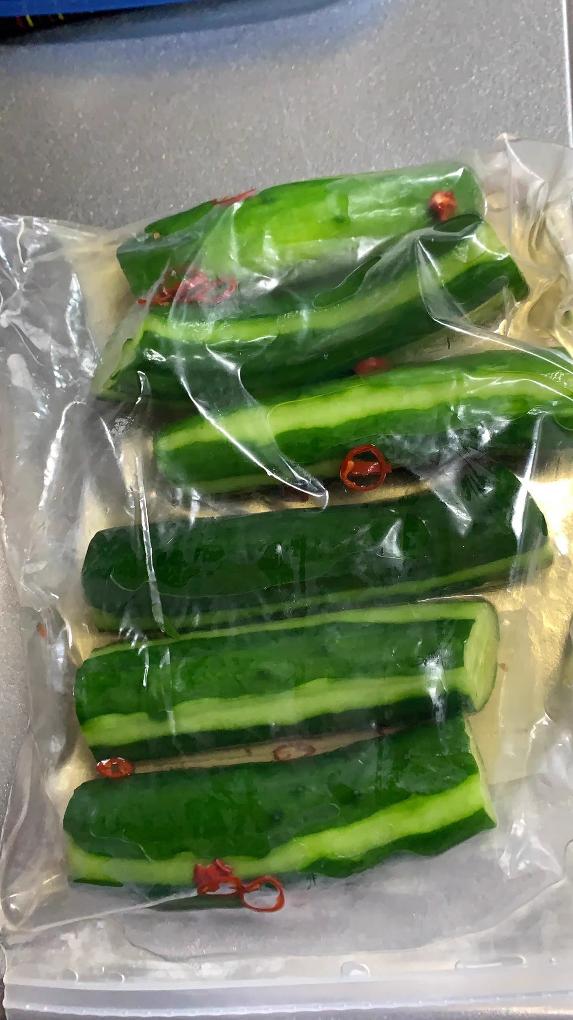 キュウリはさっき仕込んだ。
（長くて収まらないので半分にカット！）
鶏チャーシューも仕込んだ。
明日は海老のアヒージョやる。
明日の晩酌が今から楽しみで仕方がない💕  