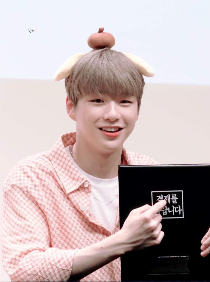 Few times when Kang Daniel made you confused...A Short Thread 1) His face is fluffy & cute, but his body & veins look so manly. @konnect_danielk #KangDaniel #강다니엘