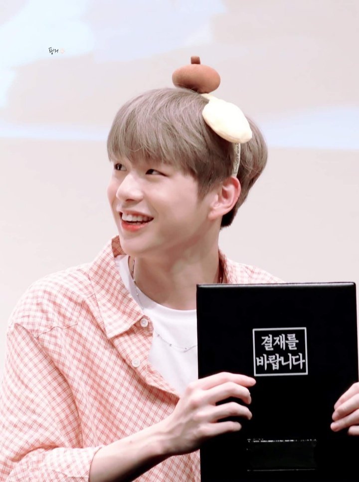 Few times when Kang Daniel made you confused...A Short Thread 1) His face is fluffy & cute, but his body & veins look so manly. @konnect_danielk #KangDaniel #강다니엘