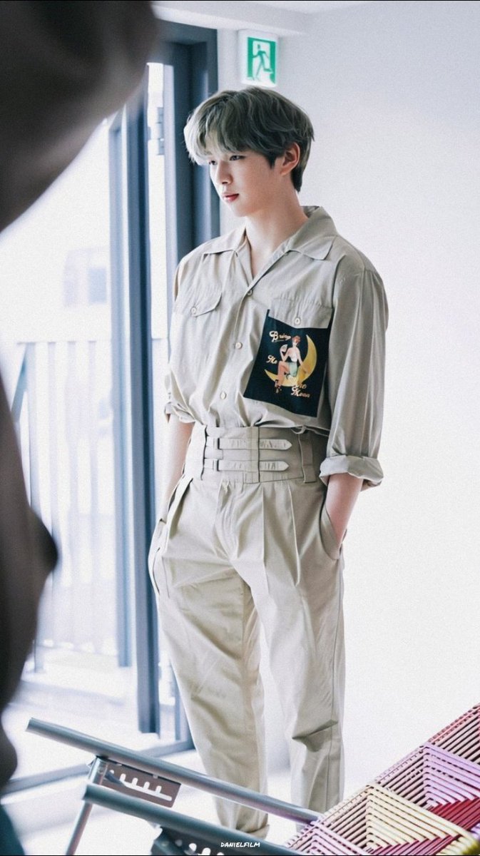 2) When you think hard how to match this same tone color shirt & pants, then you look at Kang Daniel wearing this...boom!! Mind-blowing!! He look so d@mn hot.  @konnect_danielk #KangDaniel #강다니엘