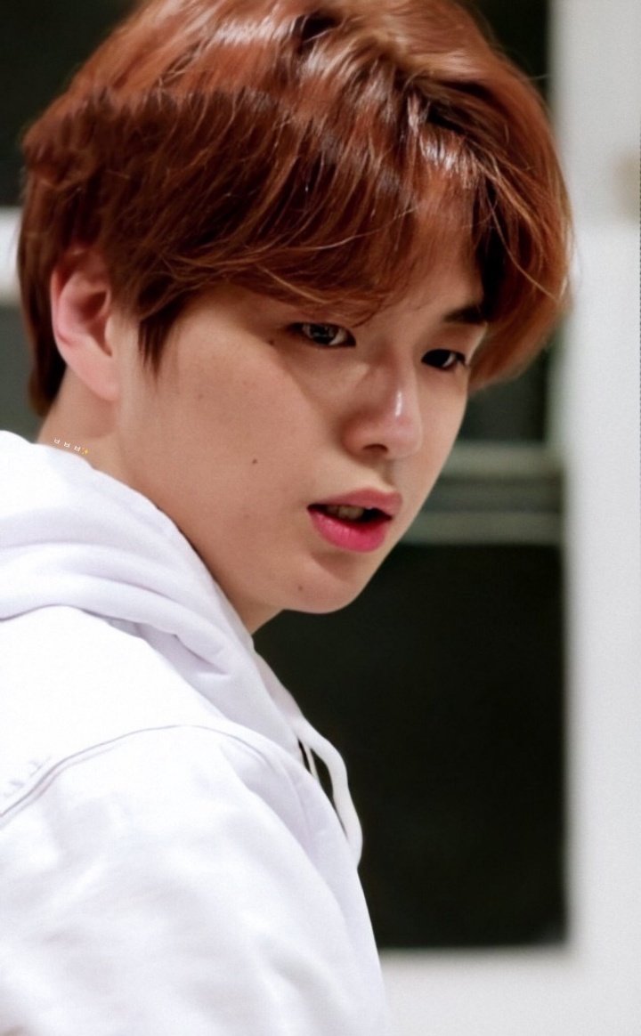 3) When bare faced Kang Daniel look super hot and sexier than anyone else in the world.And suddenly you want to date a book-worm. @konnect_danielk #KangDaniel #강다니엘