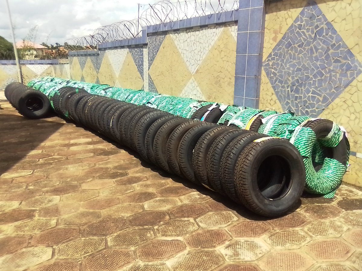 UEenguinee's tweet photo. Important don de matériel à la #Guinée (valeur = 460 millions GNF) fait par l’UE et le gouvernement allemand dans le cadre du projet #PASA2 pour appuyer la riposte contre le Covid-19 en région forestière. @giz_gmbh https://t.co/j4QADkOFi7