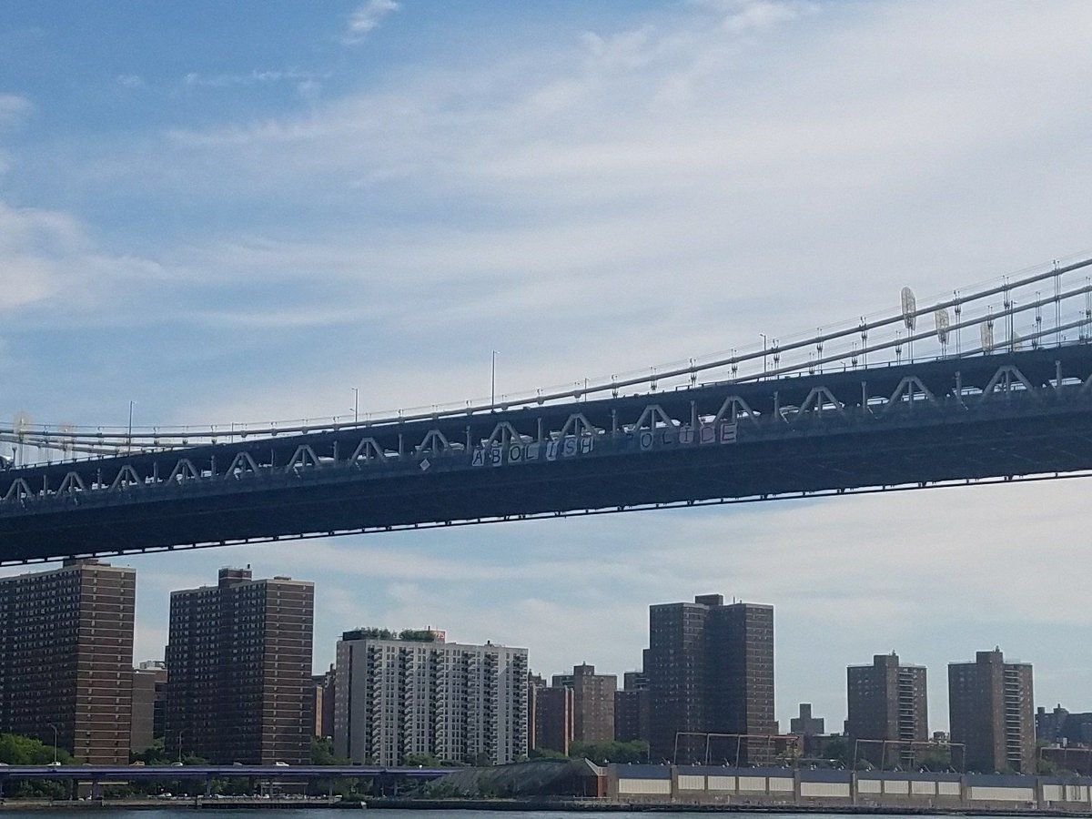 AndrewMakeTweet's tweet photo. Police abolition banner drop on the Manhattan Bridge.

#DefundThePolice #DefundNYPD #OccupyCityHall #OccupyToDefundNYPD https://t.co/lqnUYrldza
