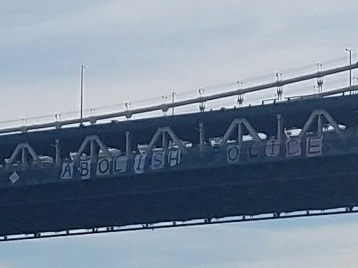 AndrewMakeTweet's tweet photo. Police abolition banner drop on the Manhattan Bridge.

#DefundThePolice #DefundNYPD #OccupyCityHall #OccupyToDefundNYPD https://t.co/lqnUYrldza