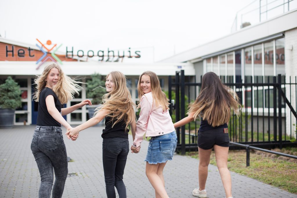 De deuren van de middelbare scholen mogen na de zomervakantie weer geheel open. Daar zijn we blij mee! De afgelopen periode heeft voor ons nog meer digitale deuren geopend. We benutten deze uitzonderlijke periode om ons onderwijs verder te verrijken. Zie: hethooghuis.nl/het-hooghuis-e…