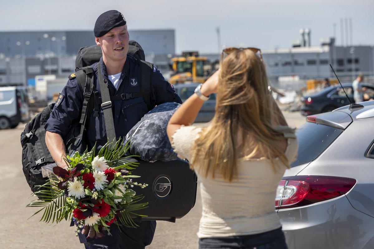 kon_marine's tweet photo. https://t.co/JJ5CCX3Kc5. Karel Doorman is na 2,5 maand weer terug in haar thuishaven na inzet in het Caribisch gebied ter ondersteuning van de lokale autoriteiten in de strijd tegen het coronavirus. #Covid19 #caribsupport #defensie #koninklijkemarine #denhelder https://t.co/z68eFzxYkG