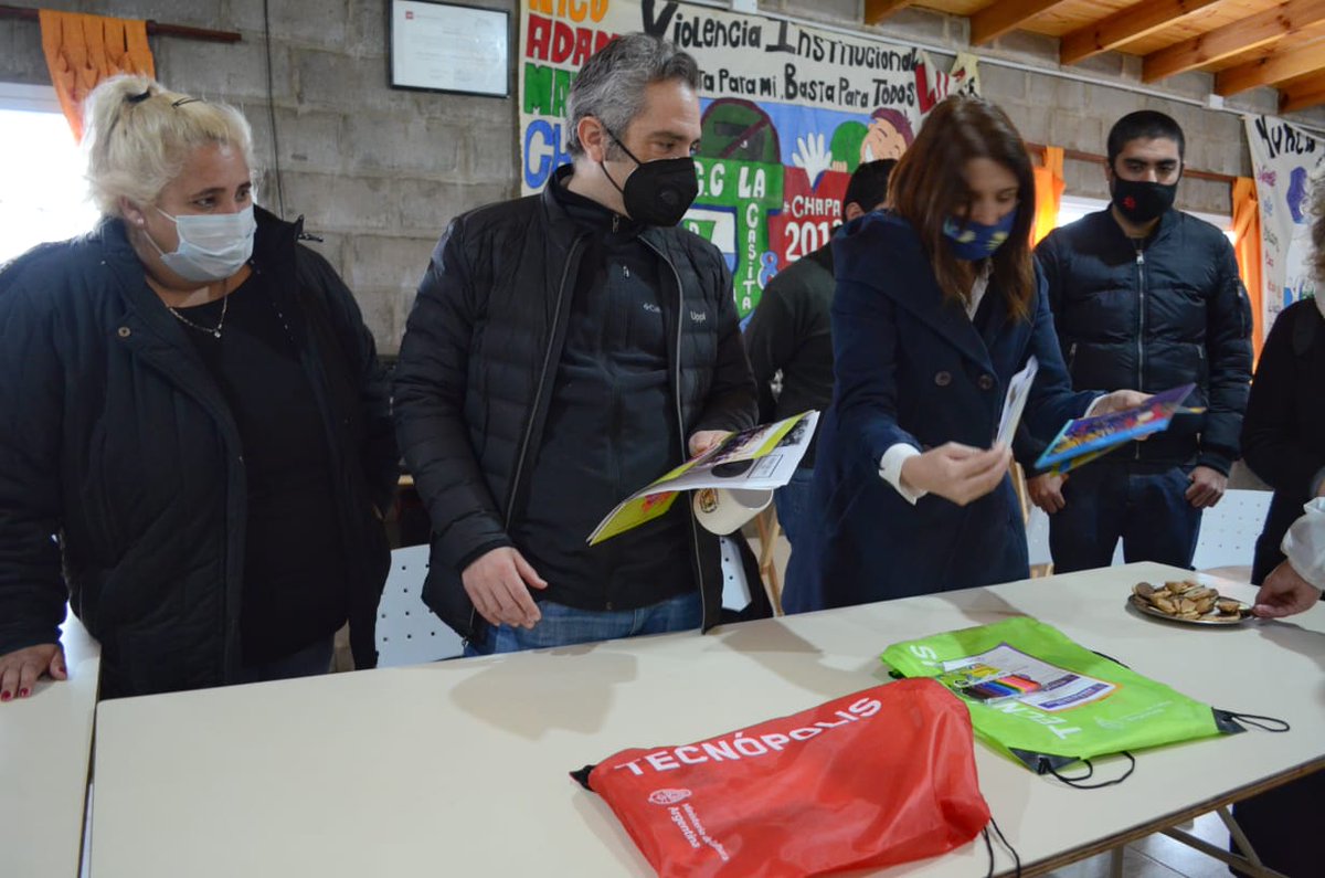 Produccion_PBA's tweet photo. Junto a @larroqueandres , Min. de Desarrollo de la Comunidad de la Prov. de Buenos Aires y a @giannibuono , Dir. Nac. de Diversidad y Cultura Comunitaria, entregamos kits literarios infantiles en la Casita de la Cava, un espacio comunitario barrial en el barrio Itatí de #Quilmes https://t.co/sRW4A0bQgu