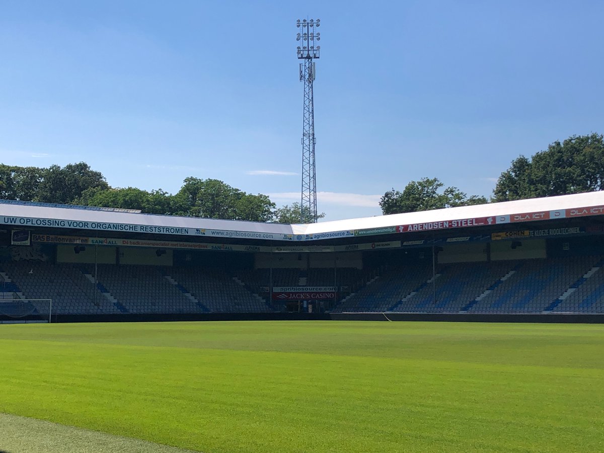 Groundhopster's tweet photo. Wat een heerlijke middag was dit! 💙 Meteen gereserveerd voor ‘t diner in juli. Top geregeld @DeGraafschap! 👏🏻 #lunchopdevijverberg #onscluppie @HenzieThomas https://t.co/CQBHkqeeDI