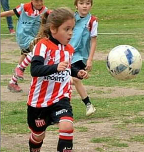 0221comar's tweet photo. #EDLP 🦁 La increíble historia de Felicitas Flores, la nena de 7 años que la rompe en el fútbol femenino del #Pincha y que ya la conoce todo el país por sus videos 👏🏻😍 Por @ftroccoliok 👉 https://t.co/RTP0y4BQJ8 https://t.co/Bi8vE2VRLO