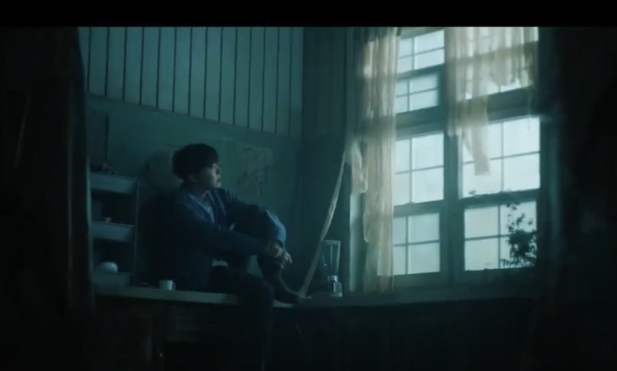 Lalu adegan Jhope yg duduk sendirian sama halnya ky dia wkt ditinggalin ibunya dulu di karnaval dn di mv fake love jhope yg duduk melihat ke arah pintu dn seolah dilantarkan.Feeling yg sama. Tp kalian lihat sesuatu ? Ada sbuah blender samping Jhope di MV stay gold