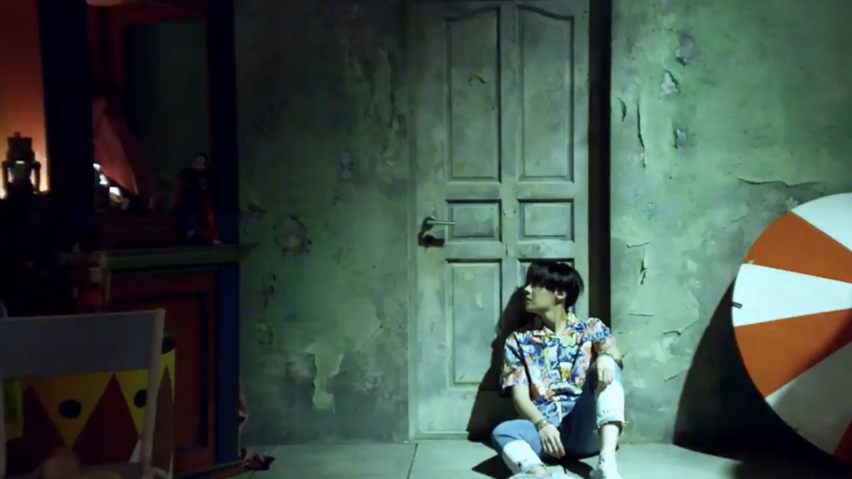 Lalu adegan Jhope yg duduk sendirian sama halnya ky dia wkt ditinggalin ibunya dulu di karnaval dn di mv fake love jhope yg duduk melihat ke arah pintu dn seolah dilantarkan.Feeling yg sama. Tp kalian lihat sesuatu ? Ada sbuah blender samping Jhope di MV stay gold