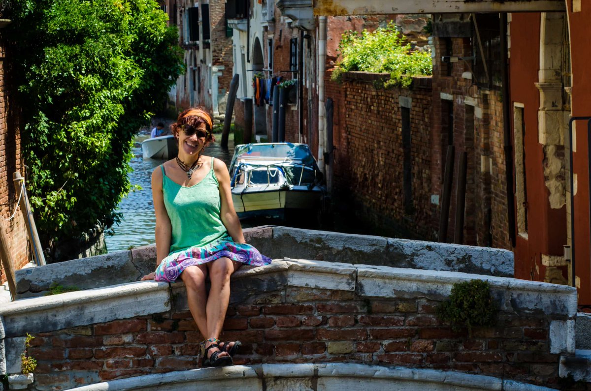 Venezia non ha certo bisogno di presentazioni. È uno di quei luoghi iconici che tutti, direttamente o indirettamente, conoscono e credo di non esagerare affermando che è una delle città più belle al mondo.  #itinerario #tour #turismoincittà laglobetrotter.it/visitare-venez…