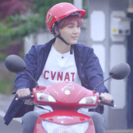 Adegan Suga dg motor scooter merah di mv stay gold mirip ky dia dulu di mv For you. Dan scene dimana member berjalan di mv stay gold yg mirip sama scene mereka di mv on. Artinya dmn namjoon sbg leader dn mereka berjalan beriringan menuju kebebasan dn menemukan keindahan.