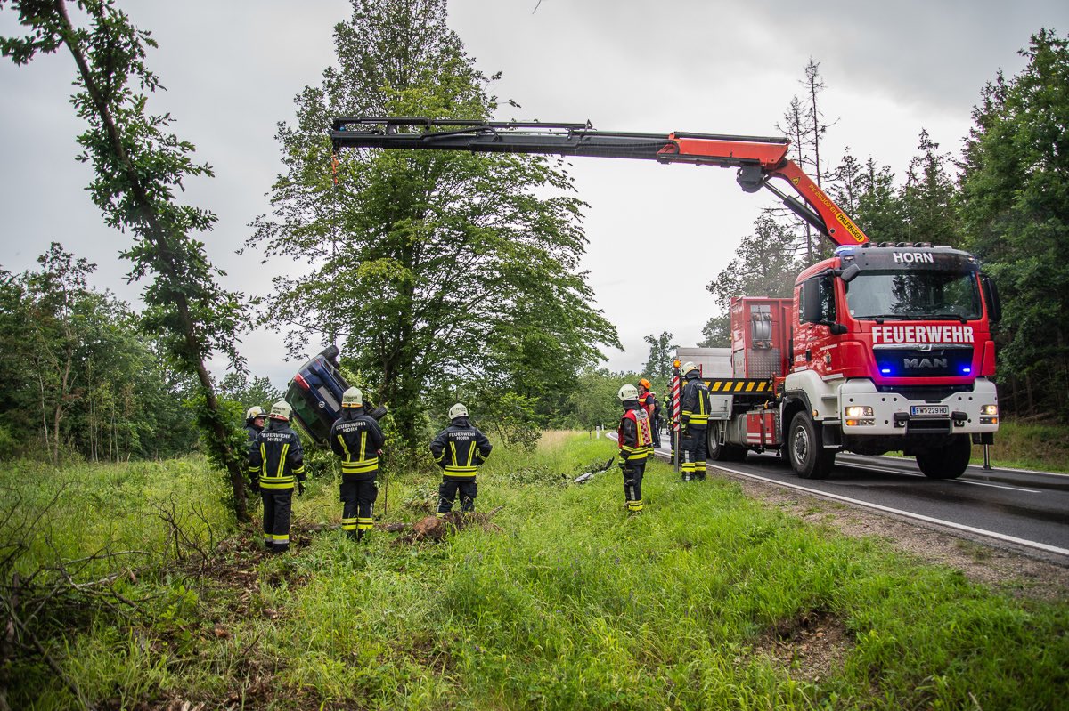 📟 T2-VU 1eing.Person
📅 24.06.2020
⌚ 15:25 Uhr
🌐 L8019 - Schauberg
🚒 FF Horn
🚒 FF Irnfritz
🚑 Rotes Kreuz Horn (2xRTW+NEF)
🚁 Christophorus 2 (NAH)
🚓 Polizei

⚠️ Bundesheerfahrzeug auf Dach im Graben

#einsatz #presse #einsatzdoku #feuerwehr #122live