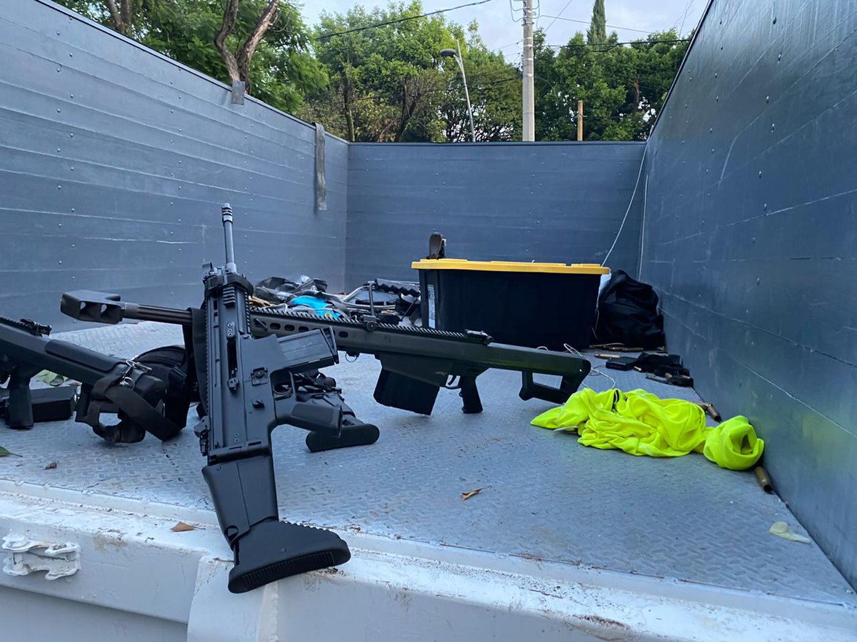 lopezdoriga's tweet photo. Así las armas largas utilizadas en el atentado contra Omar García Harfuch, actualmente recuperadas por las autoridades.  

Todos los detalles: https://t.co/nnBsR7eKZJ https://t.co/22q8GCaQHE