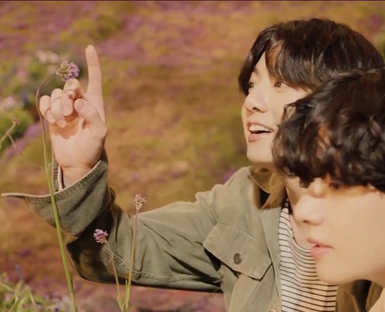 lalivro's tweet photo. Jungkook perdeu tudo. Foi deixado sozinho, vagando à noite pelas ruas de Seoul

Uma fada, por acaso, o vê chorar. São lágrimas tão genuínas que Taehyung decide levá-lo ao mundo das fadas, e seu coração se aquece ao ver o sorriso doce

Como é bonito! A fada não vai deixá-lo partir https://t.co/FaY3iXRdHf