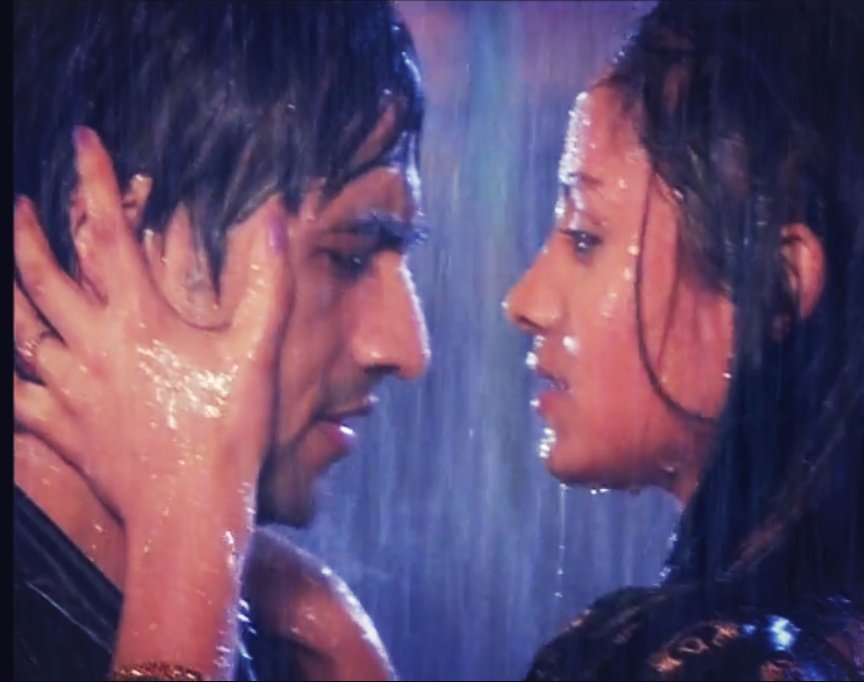 Their rain romance is Damn hot  #HarshadChopda  #TereLiye  #TereLiyeOnHotstar #Bepannaah  #AnupriyaKapoor