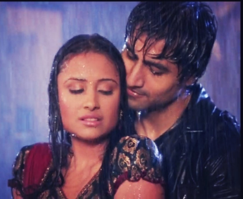 Their rain romance is Damn hot  #HarshadChopda  #TereLiye  #TereLiyeOnHotstar #Bepannaah  #AnupriyaKapoor