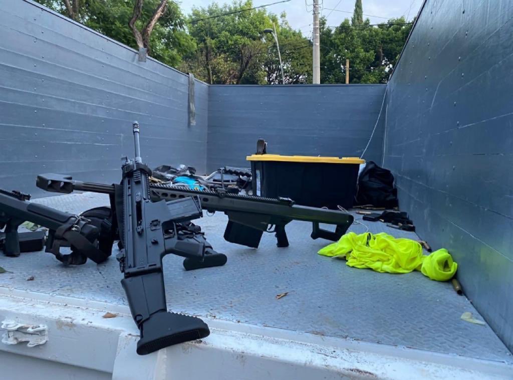 c4jimenez's tweet photo. LAS ARMAS USADAS PARA ATENTAR VS OMAR GARCÍA HARFUCH
Informan q el jefe de @SSC_CDMX tiene 3 impactos de bala, lesiones por esquirla. Sin embargo se encuentra estable. 
Uno de sus escoltas murió en el atentado que sufrió. 
Llevan a @FiscaliaCDMX a 12 detenidos https://t.co/XedsZq0nuP
