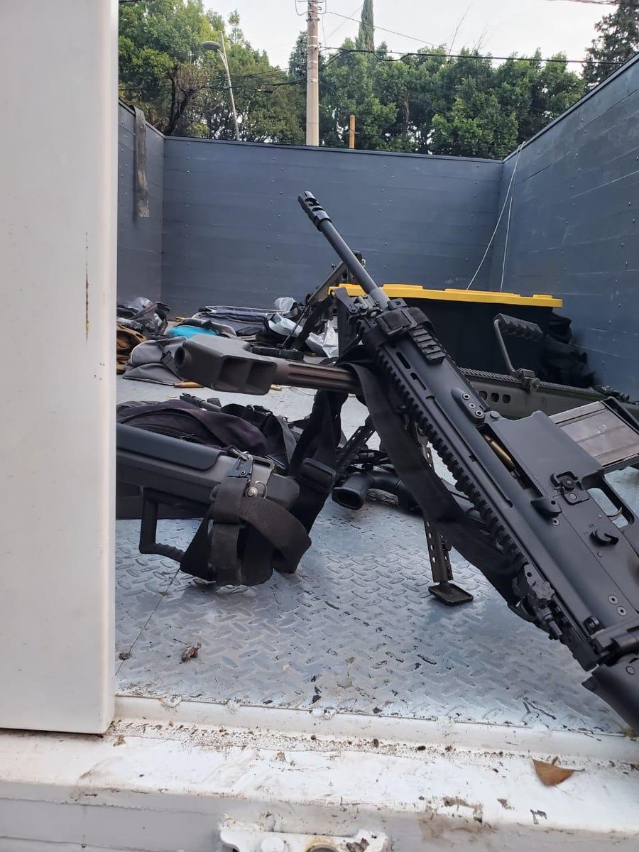 c4jimenez's tweet photo. LAS ARMAS USADAS PARA ATENTAR VS OMAR GARCÍA HARFUCH
Informan q el jefe de @SSC_CDMX tiene 3 impactos de bala, lesiones por esquirla. Sin embargo se encuentra estable. 
Uno de sus escoltas murió en el atentado que sufrió. 
Llevan a @FiscaliaCDMX a 12 detenidos https://t.co/XedsZq0nuP