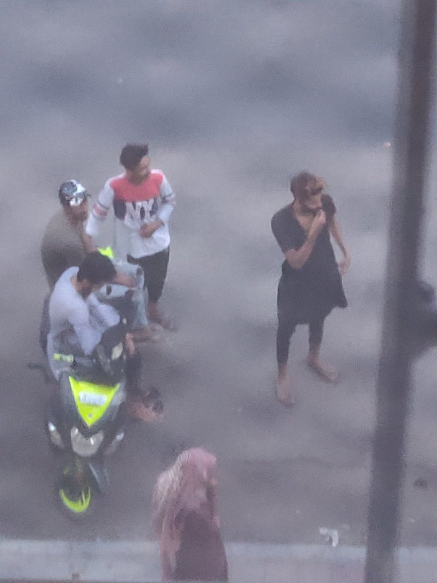 karandnimbark's tweet photo. @Palghar_Police
U see dis roadside rowdy boys girls gathering opposite #FunFiesta #Nalasopara_West.
Common man can't argue n stop them gathering here.
After lockdown, such 15-20 goons vl gather, shout, abuse, fight.
Wat vl u do? Bcoz u need a common man to complaint. https://t.co/orUT6KBs0J