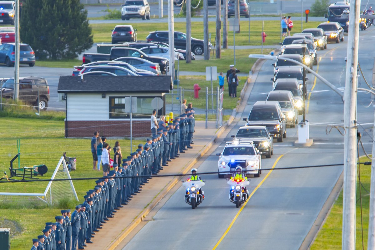 RCAF_ARC's tweet photo. Scenes from a homecoming.

Captain Brenden MacDonald, Captain Maxime Miron-Morin, Sub-Lieutenant Matthew Pyke, and Master Corporal Matthew Cousins arrived home in Nova Scotia, on Thursday, June 25. #WeWillRememberThem https://t.co/DkuHD9VzuN