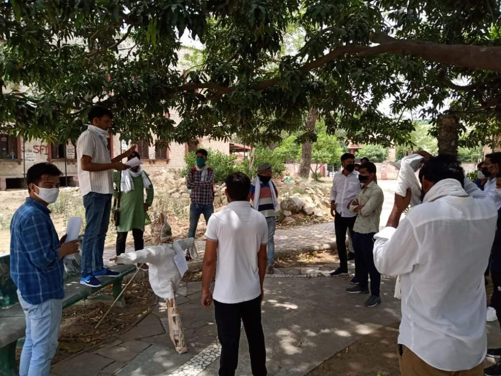 SFIRajasthan's tweet photo. विद्यार्थियों का संघर्ष जीतेगा ,सरकार व पुलिसया दमन परस्त होगा 
#No_University_Exam_ParmotAllStudents 
आज SFI के राज्यव्यापी आव्हान के तहत RU मेप्रदसन और 4 घण्टे पुलिस हिरासत में रखा जो सरकार और पुलिस प्रशासन की खुली गुंडागर्दी है सरकार के दमन के सामने विद्यार्थी का संघर्ष जीतेग https://t.co/VhDgrPB9DQ