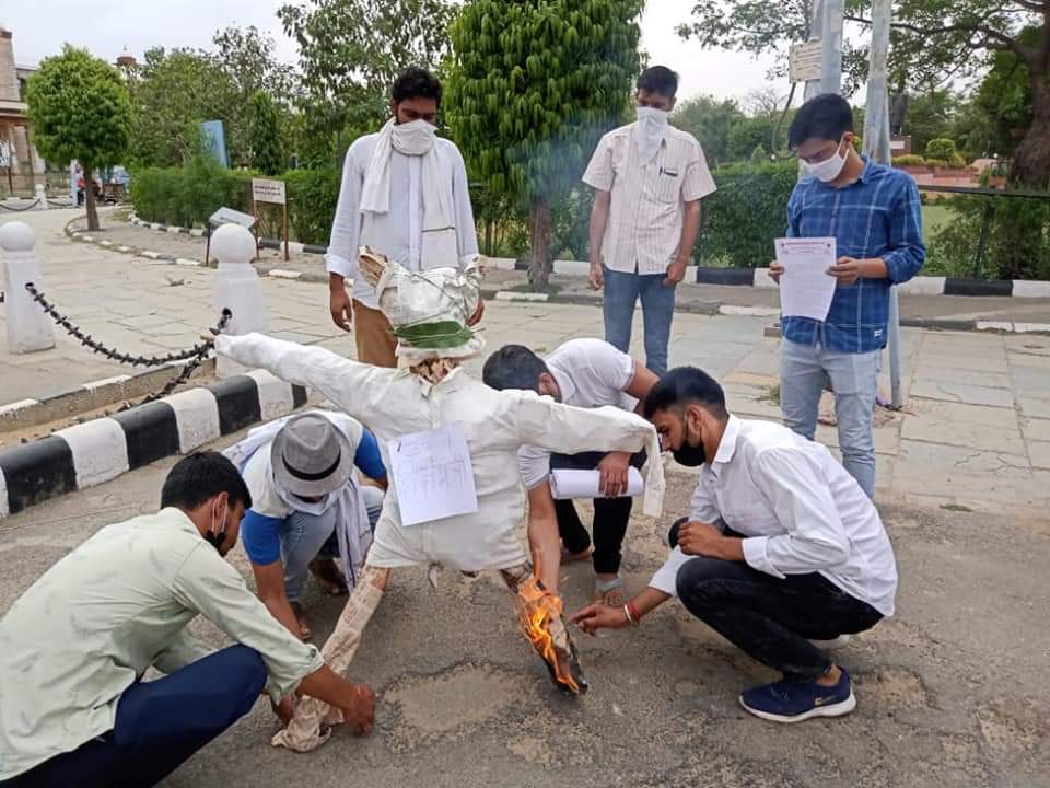 SFIRajasthan's tweet photo. विद्यार्थियों का संघर्ष जीतेगा ,सरकार व पुलिसया दमन परस्त होगा 
#No_University_Exam_ParmotAllStudents 
आज SFI के राज्यव्यापी आव्हान के तहत RU मेप्रदसन और 4 घण्टे पुलिस हिरासत में रखा जो सरकार और पुलिस प्रशासन की खुली गुंडागर्दी है सरकार के दमन के सामने विद्यार्थी का संघर्ष जीतेग https://t.co/VhDgrPB9DQ