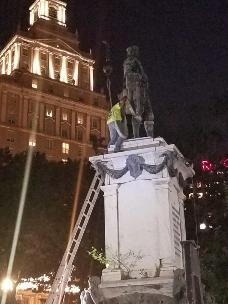 salamishah's tweet photo. It was an honor & privilege to stand guard with a small group of Newarkers to take down the Columbus Statue on Washington Park. We danced, we cried, we laughed, we smudged, and we offered up our love to our ancestors & made a new future. 📸 by @shertillet https://t.co/qHt5r2LST5