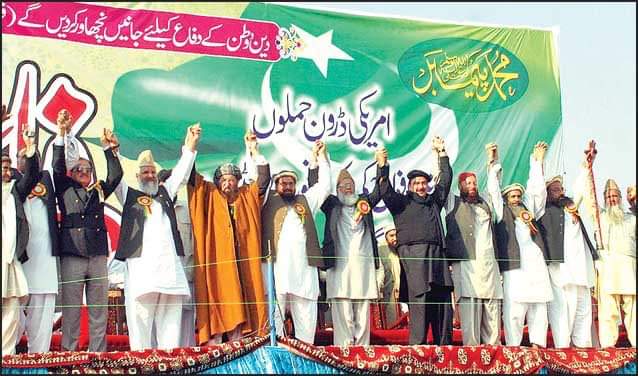 M_AttaPK's tweet photo. دفاع پاکستان کونسل کے سٹیج کی یادگار تصویر
اس کارواں کے 3 ساتھی اللہ کے مہمان بن چکے ہیں۔
اللہ پاک جنرل حمید گلؒ،سمیع الحقؒ شہید اور منور حسن کی مغفرت فرماٸیں۔
اور باقی اتحاد و امن کی فضا کو تشکیل دینے والے رہنماٶں کو صحت و عافیت والی لمبی زندگی دے۔آمین
#UnitedTeam https://t.co/F4aqSBGwbQ