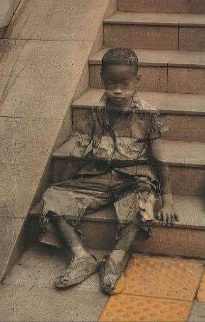 A street artist draws a work of art: "the invisibility of poverty". https://t.co/MEy2nvjT9p