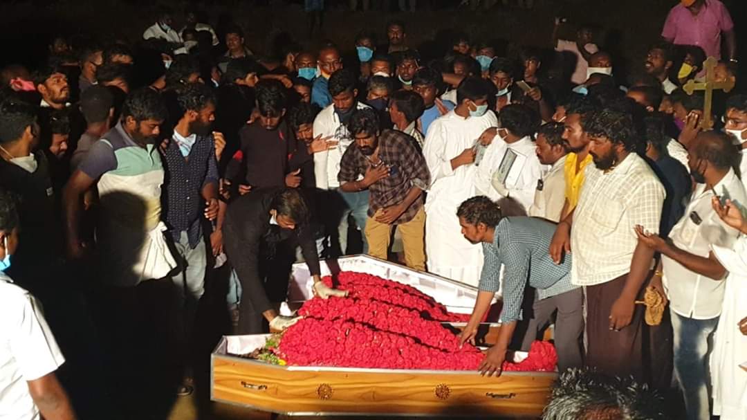 manishmaadam's tweet image. Jeyaraj and Fenix brutally beaten up and killed by Tamil Nadu&apos;s police, just because they kept their shops open beyond the running time.
We need justice for them.
#JusticeForJeyarajAndFenix
Rip.....