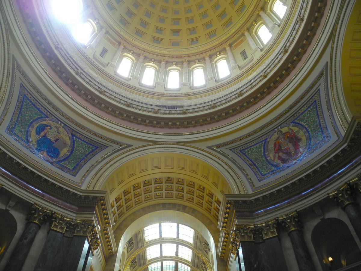26/06/17 - ROAD TRIP PART II. After a quick tour of an old style Options Exchange in Chicago, we headed northwest. Lunch was in Madison, with a wander round the capitol. Oh, and an afternoon roadside stop where everything was cheese flavoured. They like their cheese in Wisconsin.