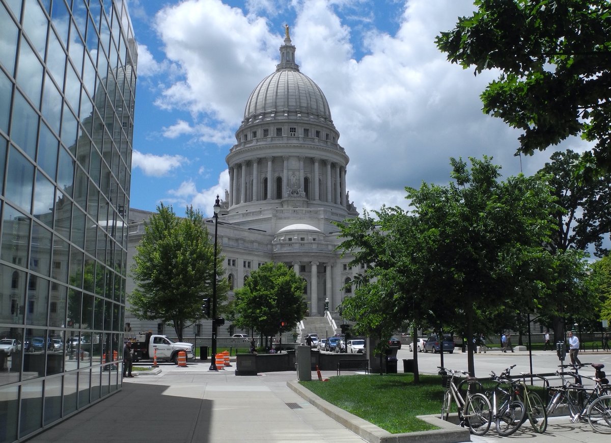 26/06/17 - ROAD TRIP PART II. After a quick tour of an old style Options Exchange in Chicago, we headed northwest. Lunch was in Madison, with a wander round the capitol. Oh, and an afternoon roadside stop where everything was cheese flavoured. They like their cheese in Wisconsin.