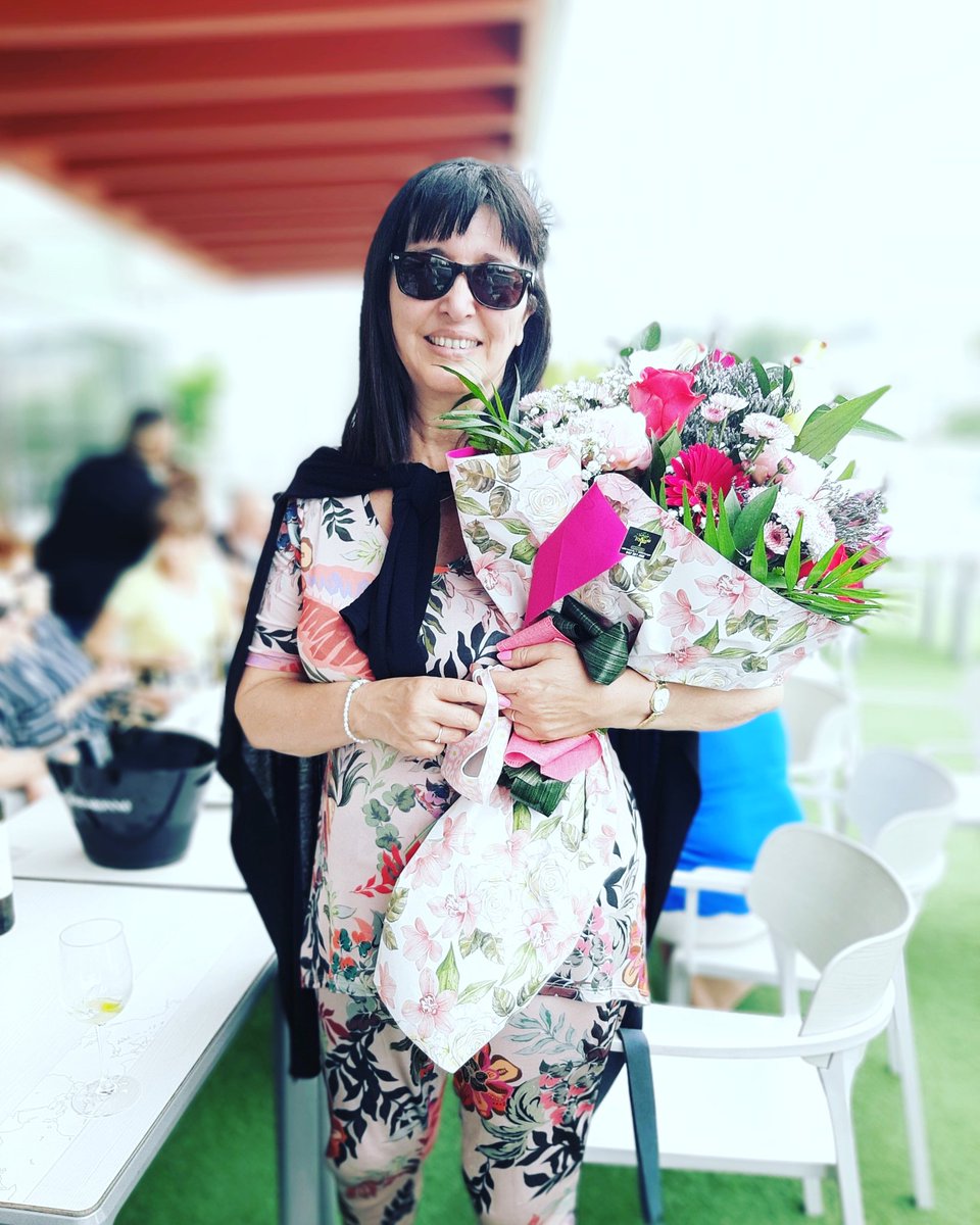 iesEFlorez's tweet photo. 💐💐💐
Despedimos a Auxi, profesora del @iesEFlorez durante las últimas cuatro décadas. Los alumnos de #HigieneBucodental y #cuidadosauxiliares de #Enfermería, así como los que tenemos el placer de ser sus compañeros, damos fe de su profesionalidad y de su calidad humana 😘 https://t.co/qX3ppX03Bp