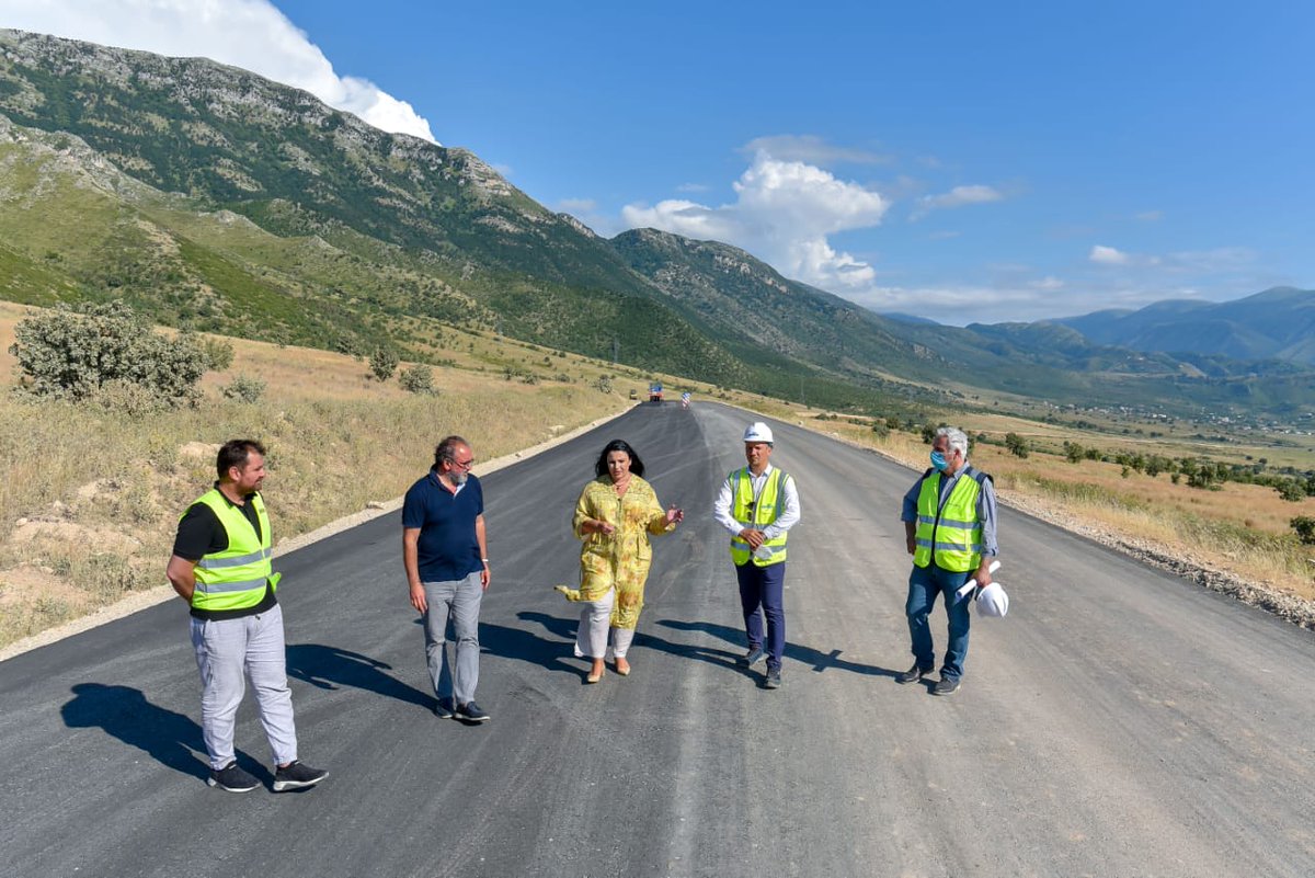 BallukuBelinda's tweet photo. Inspektova By-passin e Vlorës dhe konstatova me kënaqësi se punimet kanë përparuar ndjeshëm muajin e fundit, duke arritur në 35%. Gjej rastin të falenderoj partnerët tanë ndërkombëtarë @EIB e @EBRD, dhe veçanërisht @EUinAlbania për grantin që na ka akorduar për këtë projekt. https://t.co/gXfB2dldor
