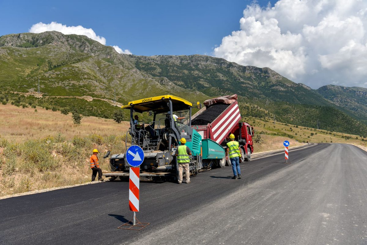 BallukuBelinda's tweet photo. Inspektova By-passin e Vlorës dhe konstatova me kënaqësi se punimet kanë përparuar ndjeshëm muajin e fundit, duke arritur në 35%. Gjej rastin të falenderoj partnerët tanë ndërkombëtarë @EIB e @EBRD, dhe veçanërisht @EUinAlbania për grantin që na ka akorduar për këtë projekt. https://t.co/gXfB2dldor