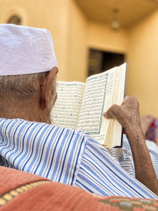 أنا جليسكَ لن تشقى معي أبداً
وأنا الأنيسُ إذاما زارك الكدرُ
••
أغرق فؤادكَ بالأياتِ إن بها
طبٌ لكل فؤادٍ صارَ يحتضرُ
••