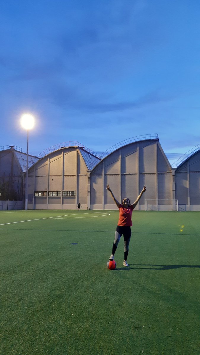 footeuses's tweet photo. ⚽️Entrainement physique la semaine dernière, match cette semaine grâce aux nouvelles autorisations du Ministère des Sports ! La reprise se passe bien - mais elle pique les muscles. Pas vrai les filles?🤭

#meufdefoot #footballamateur #football https://t.co/XvU8OUAkLm