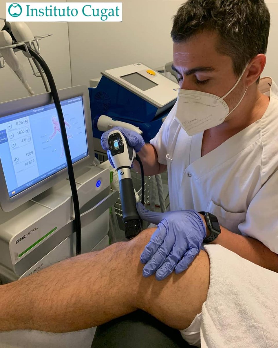 InstitutoCugat's tweet photo. El fisioterapeuta Carlos Calvo del #institutocugat realizando un tratamiento de ondas de choque focales y radiales.
Se utiliza para fasciopatia plantar, tendinopatias aquileas y rotulianas, 
síndrome doloroso del trocánter mayor y Tendinosis hombro entre otros. 
#Fisioterapia https://t.co/awP7zhHkY2