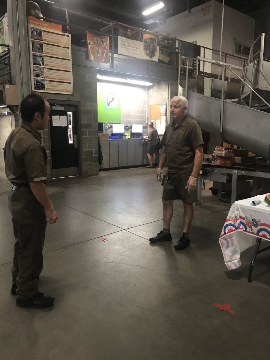 NancyBa85876566's tweet photo. Mentee Marvin In action sharing his knowledge. Slicing watermelon, handing out fruit and gatorade.  #fridayfruit #hydration #beintheknow https://t.co/AjYsyDhHn9