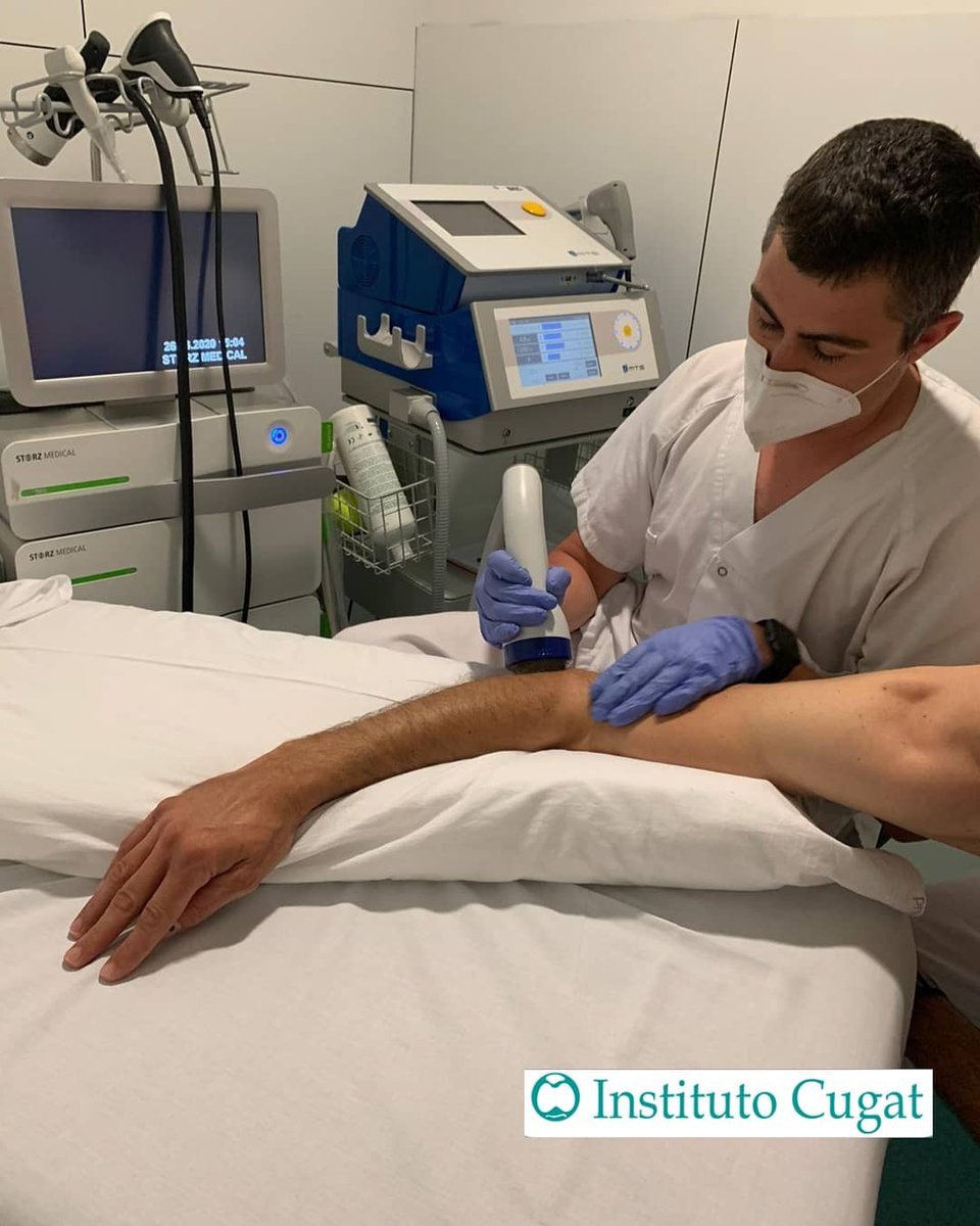 InstitutoCugat's tweet photo. El fisioterapeuta Carlos Calvo del #institutocugat realizando un tratamiento de ondas de choque focales y radiales.
Se utiliza para fasciopatia plantar, tendinopatias aquileas y rotulianas, 
síndrome doloroso del trocánter mayor y Tendinosis hombro entre otros. 
#Fisioterapia https://t.co/awP7zhHkY2